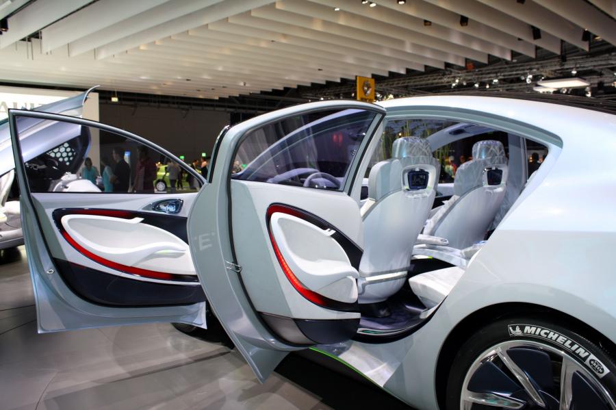 Renault Fluence Z.E. Concept 2009 года  (фото 18 из 103)